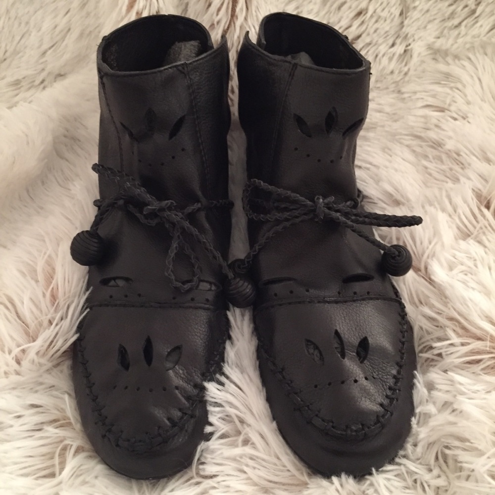 House of Harlow black leather booties